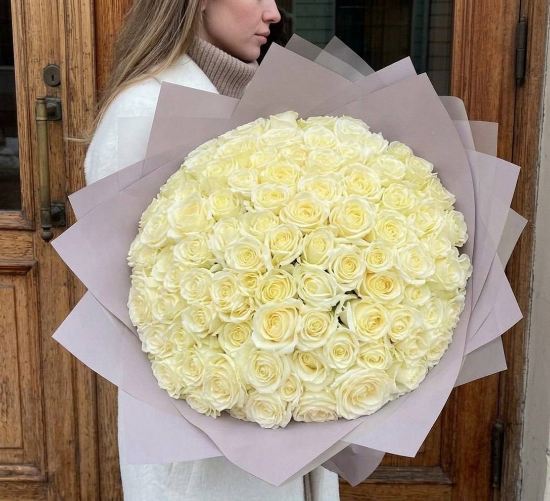 Моно-букет из белых роз